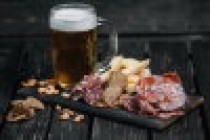Названы продукты, повышающие и понижающие риск рака кишечника